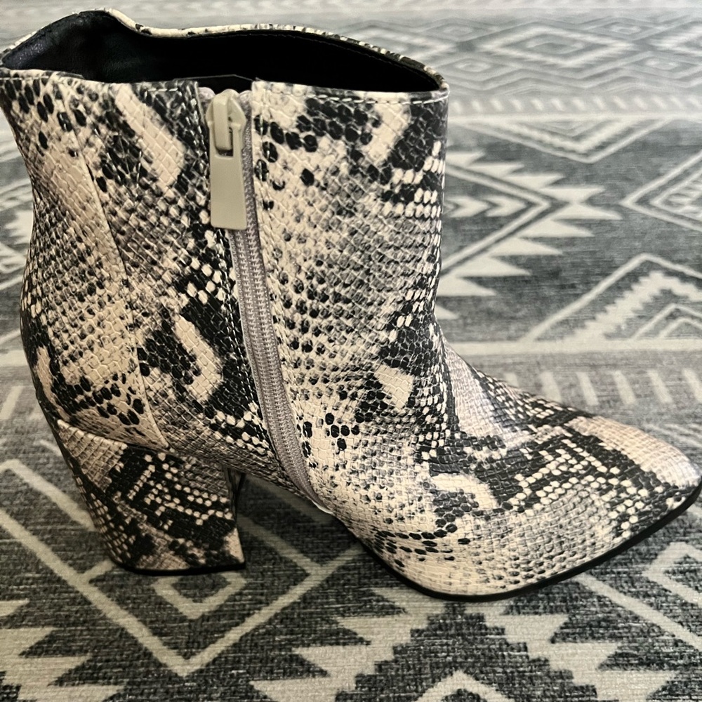 Pointed Toe Block Heel Bootie Size 11